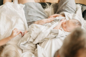 family looks at newborn baby, Kelowna newborn photography